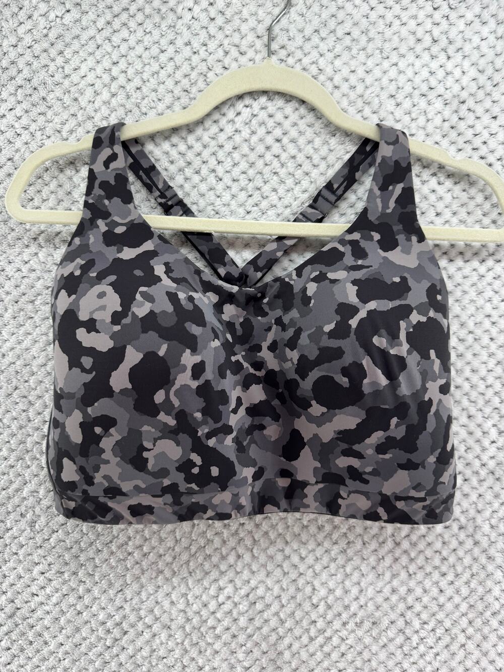 Athleta Sports Bra 38DD Black Gray Camo Adjustable Straps Racerback Back Closure